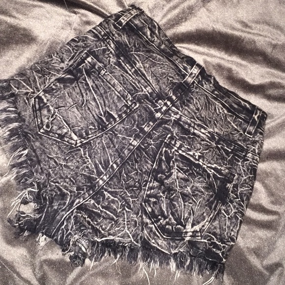 Distressed shorts - Picture 3 of 4